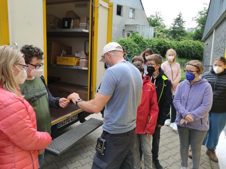 Besuch bei der Packstation am Mühlenweg