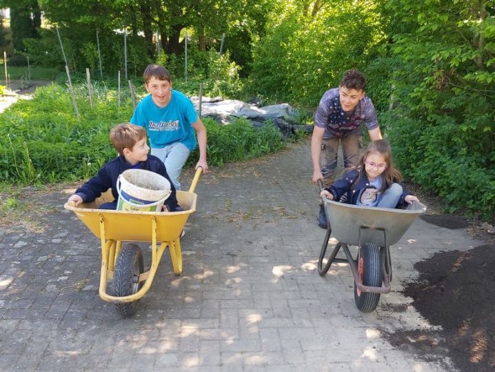 Neue Erde für den Schulgarten