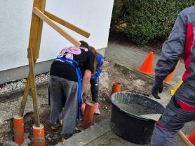 Betonarbeiten auf dem Schulhof